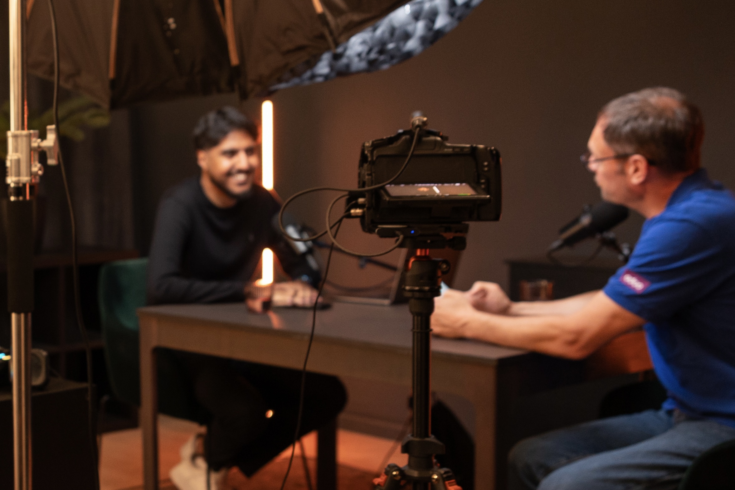 Zubair Chaudary en studio podcast