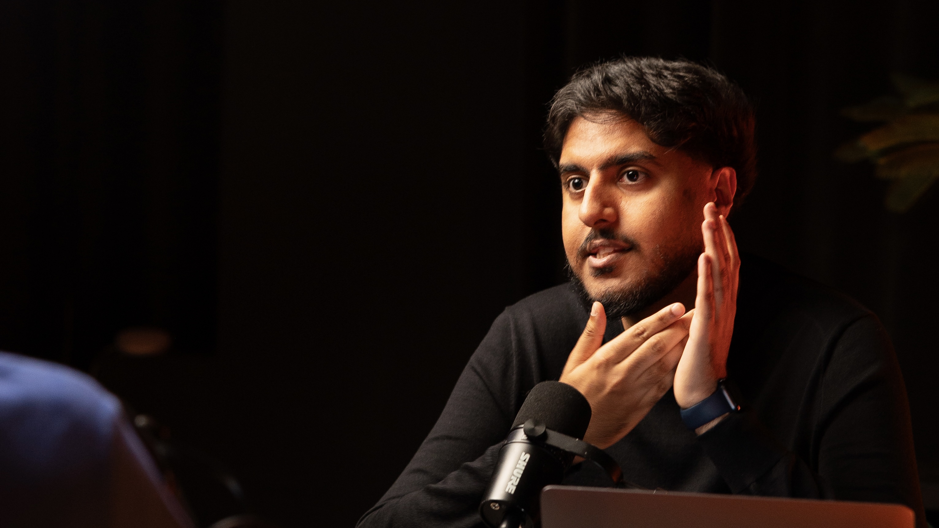 Zubair Chaudary en studio podcast